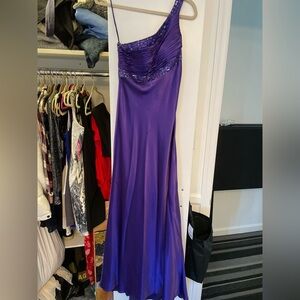 PROM READY! pretty purple one shoulder gown